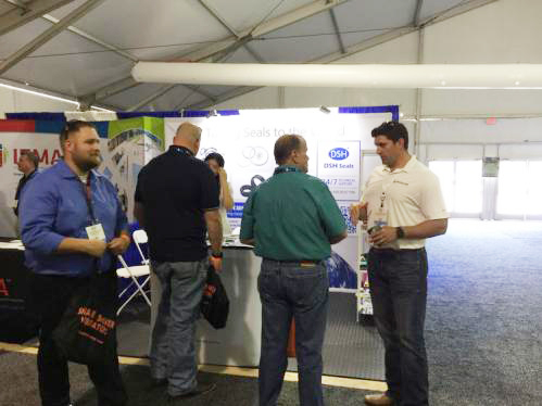 14密封件的作用還真是不小呢，看看這些圍觀的老外們！