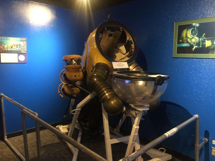 采油勘探鉆井平臺的專用的：海底作業(yè)防護服！