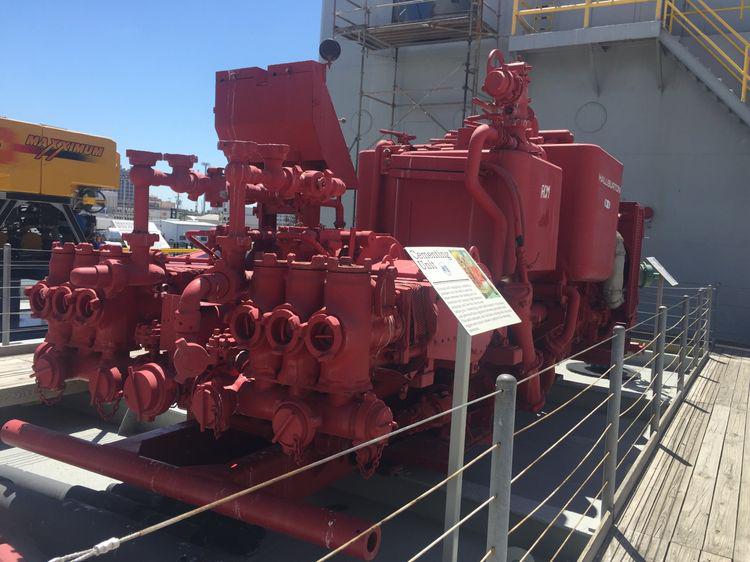 采油勘探鉆井平臺上：已經(jīng)是N多年前的老式泵閥系統(tǒng)！