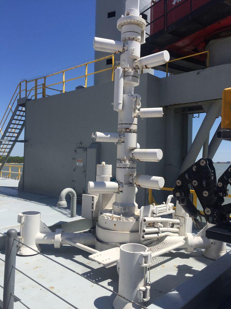 采油勘探鉆井平臺上：已經(jīng)是N多年前的老式采油樹！