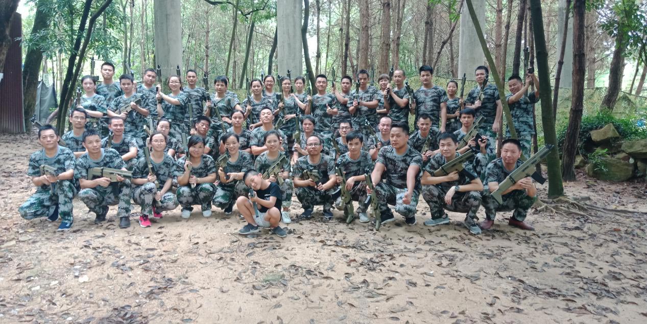 東晟人團隊玩真人CS野戰(zhàn)游戲