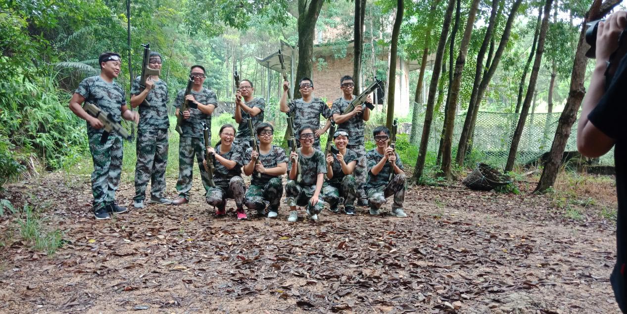 東晟人團隊玩真人CS野戰(zhàn)游戲