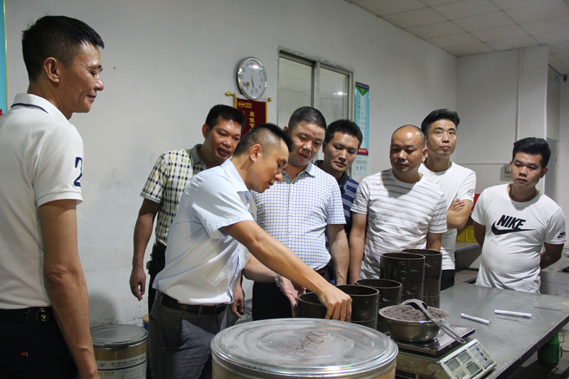 東晟胡燕林總經(jīng)理親自講解密封產(chǎn)品壓制車間