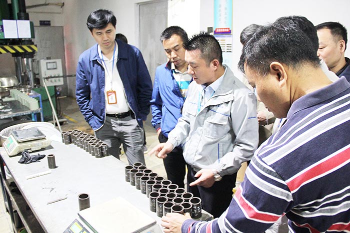 東莞市石碣鎮(zhèn)政府領(lǐng)導(dǎo)一行蒞臨東晟密封公司總部參觀指導(dǎo)工作現(xiàn)場