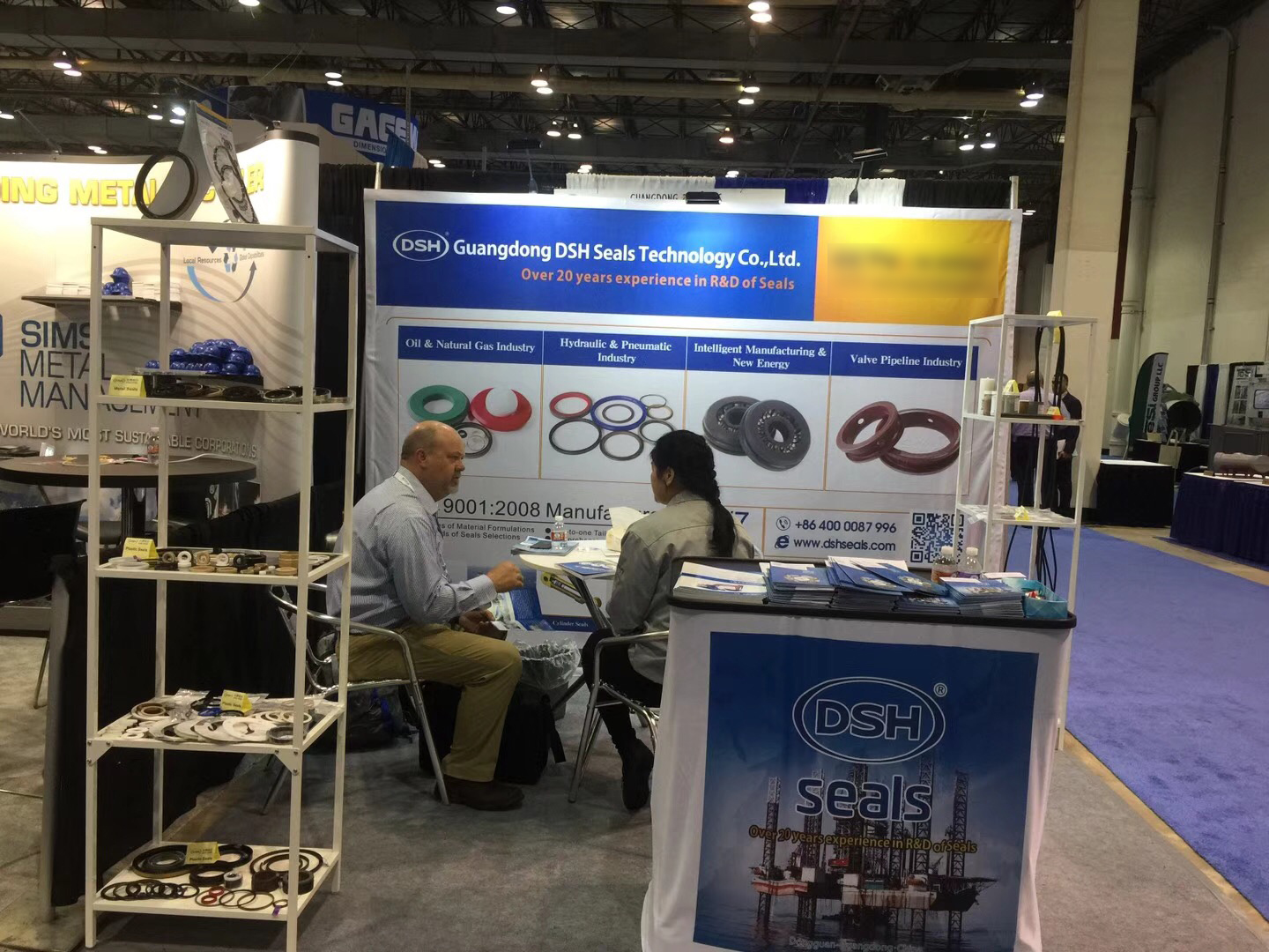 2018年第49屆OTC石油展現(xiàn)場——與歪果仁交流