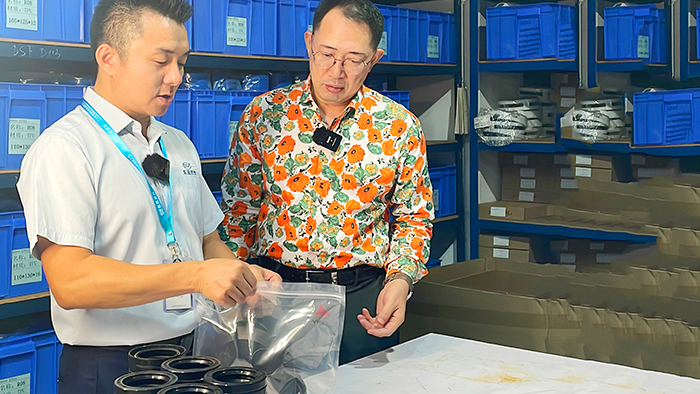 2質(zhì)檢部與倉庫牛商央視財(cái)經(jīng)評(píng)論員單仁與東晟密封件胡燕林  (1)