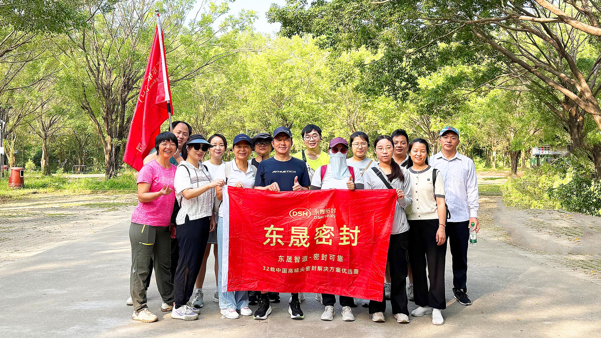 2025牛商爭霸圓滿收官暨：東晟“松山湖徒步·團隊聚餐”！