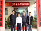 春風(fēng)迎來(lái)喜鵲臨，東晟喜迎訪客來(lái)；